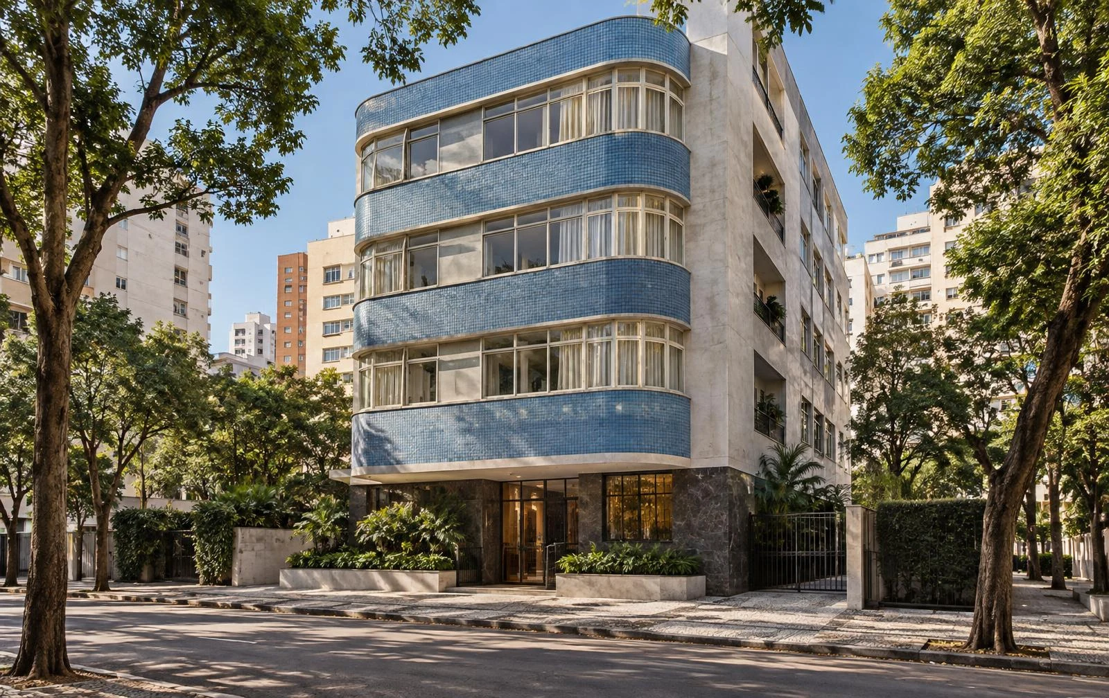 Edifício modernista restaurado no Centro de São Paulo, com pastilhas cerâmicas, caixilhos recuperados e rua arborizada.